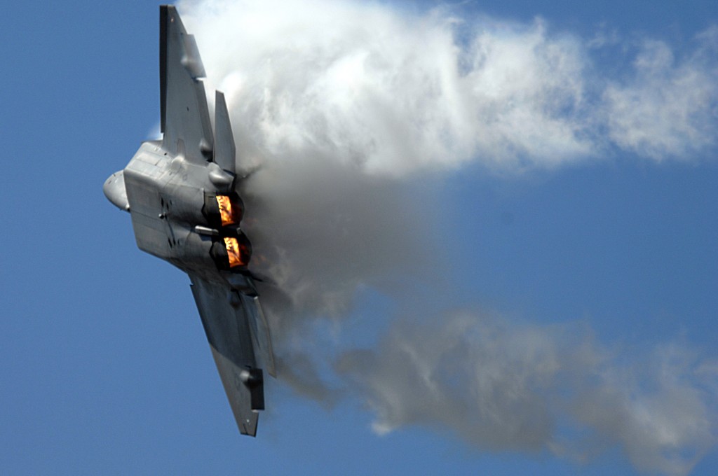 F-22_turn.jpg